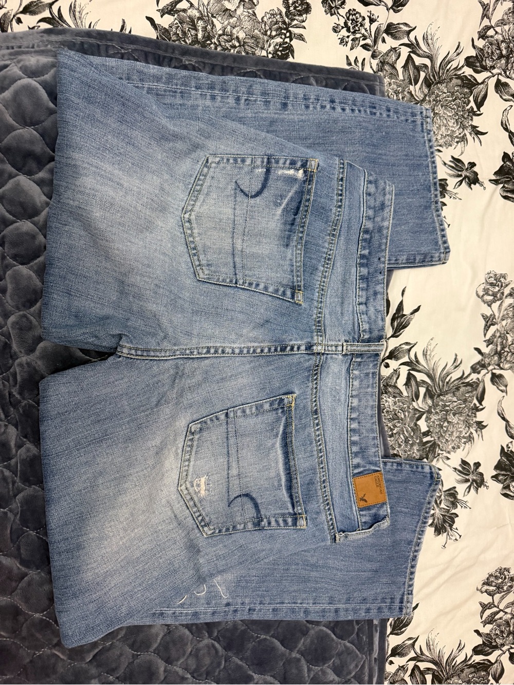 American Eagle women’s size 12. Great condition. Vintage ankle jeans. - Picture 4 of 4